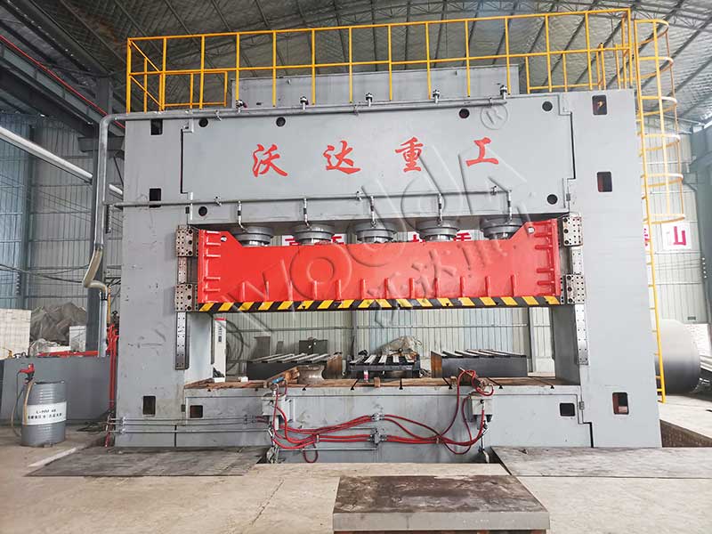 2000噸龍門(mén)液壓機(jī)