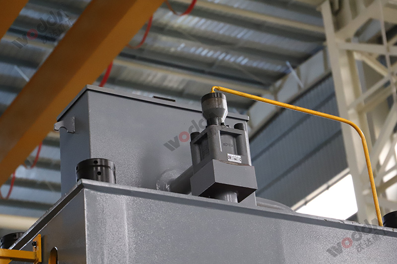 四柱液壓機(jī)如何選擇合適的液壓油？有哪些型號？