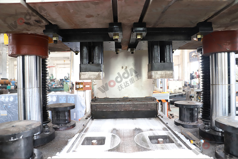 山東牛羊舔磚液壓機廠家哪家好？