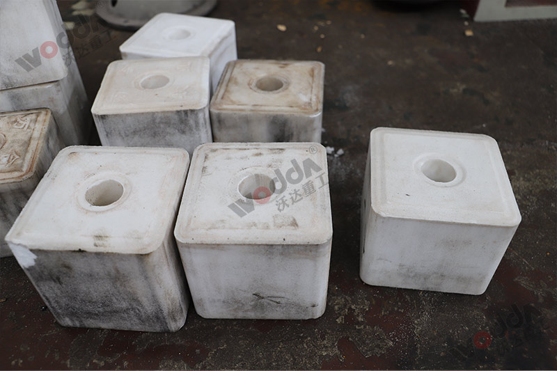 山東牛羊舔磚液壓機廠家哪家好？