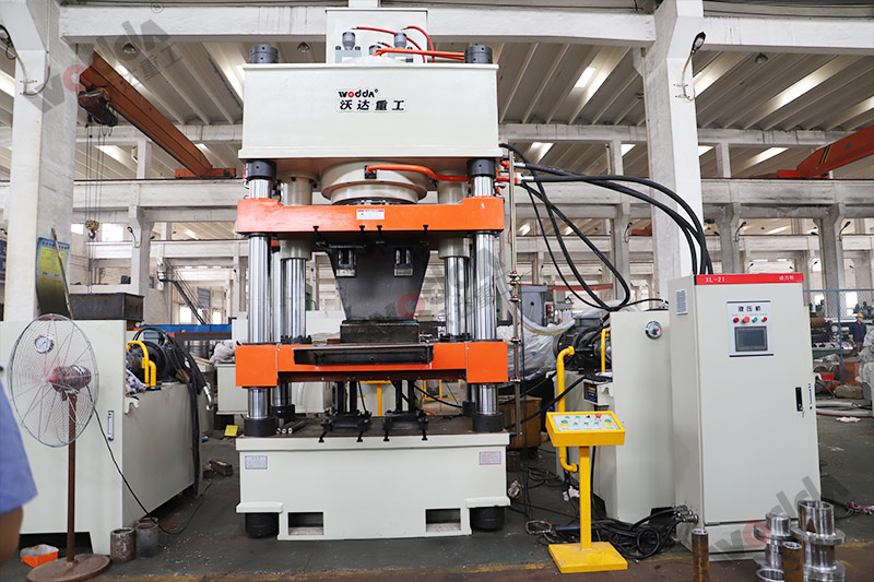 牛羊舔磚液壓機(jī)都有什么優(yōu)勢(shì)？山東四柱液壓機(jī)廠家分享