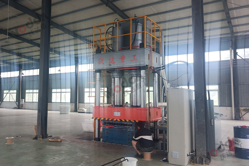 630噸塑料托盤液壓機(jī)實景圖