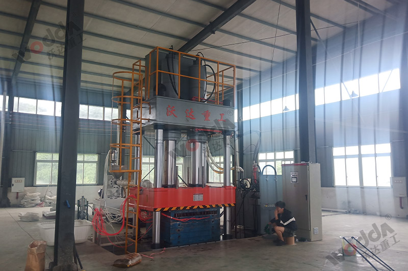 630噸塑料托盤液壓機(jī)實景圖