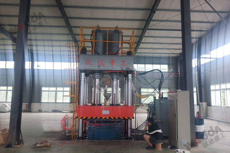 630噸塑料托盤液壓機(jī)實景圖