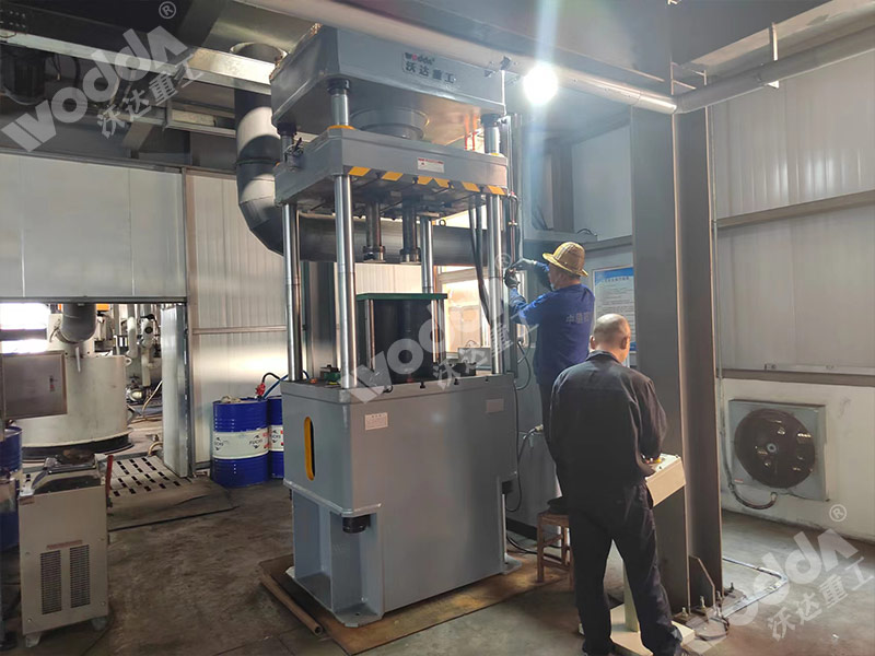 200噸石墨粉末成型液壓機(jī) 200噸石墨粉末成型液壓機(jī)