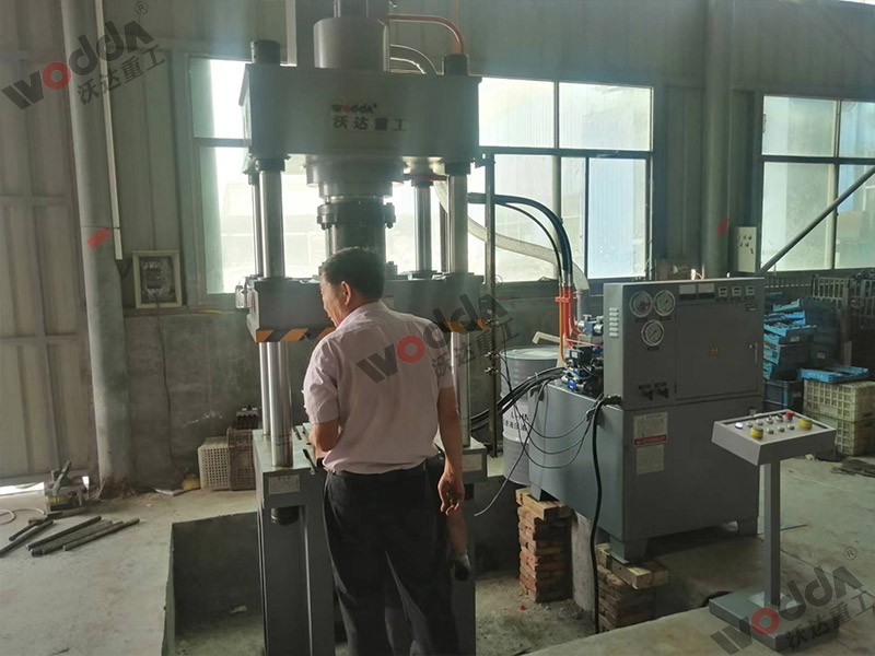 200噸不銹鋼離心風(fēng)機(jī)成型液壓機(jī) 200噸不銹鋼離心風(fēng)機(jī)成型液壓機(jī)