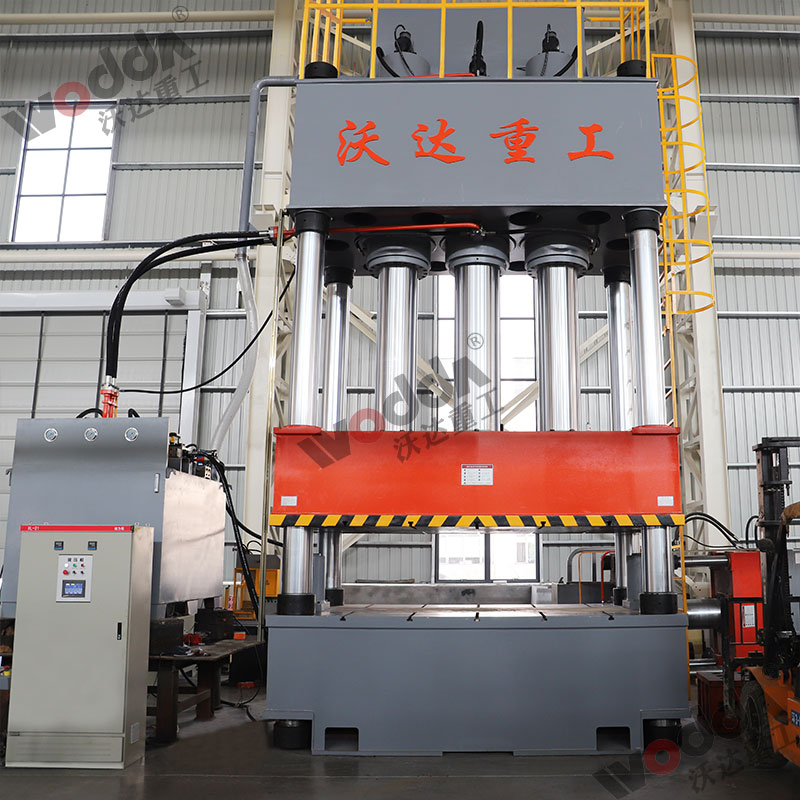 1500噸四柱液壓機(jī) 1500噸四柱液壓機(jī)