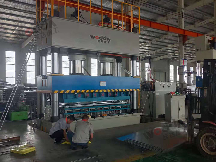 1000噸不銹鋼水箱板液壓機(jī) 1000噸不銹鋼水箱板液壓機(jī)