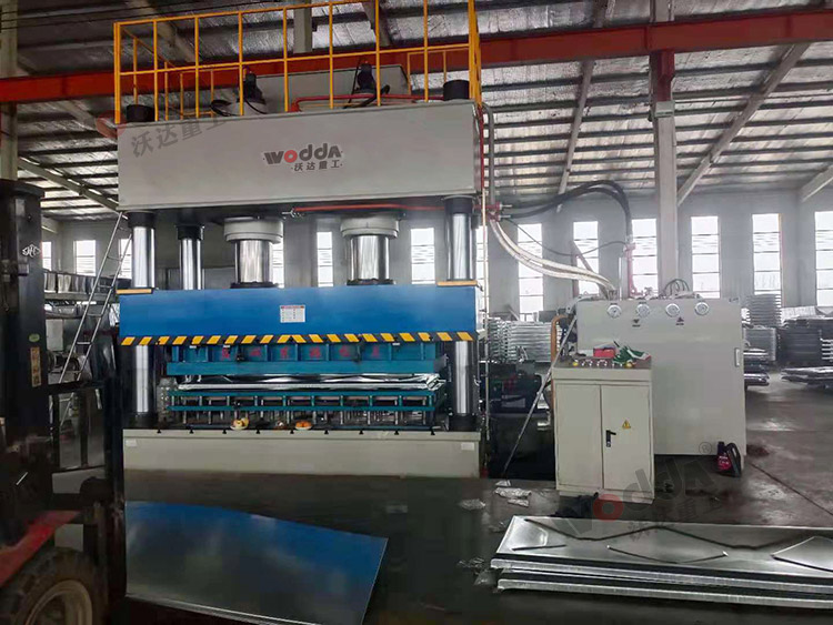 1000噸不銹鋼水箱板液壓機(jī)現(xiàn)場 1000噸不銹鋼水箱板液壓機(jī)現(xiàn)場