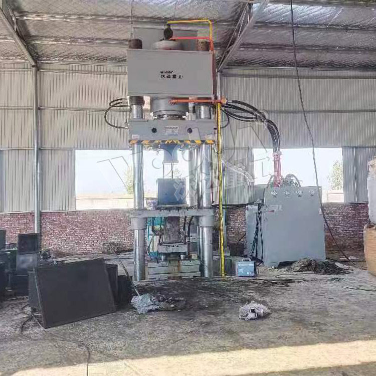 800噸石墨匣缽液壓機(jī)客戶現(xiàn)場