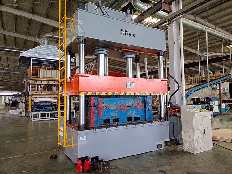 315噸液壓機(jī)模壓汽車內(nèi)飾件 315噸液壓機(jī)模壓汽車內(nèi)飾件