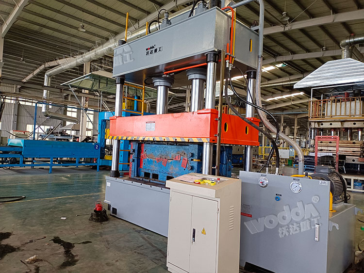 315噸汽車內(nèi)飾件成型液壓機(jī) 315噸汽車內(nèi)飾件成型液壓機(jī)