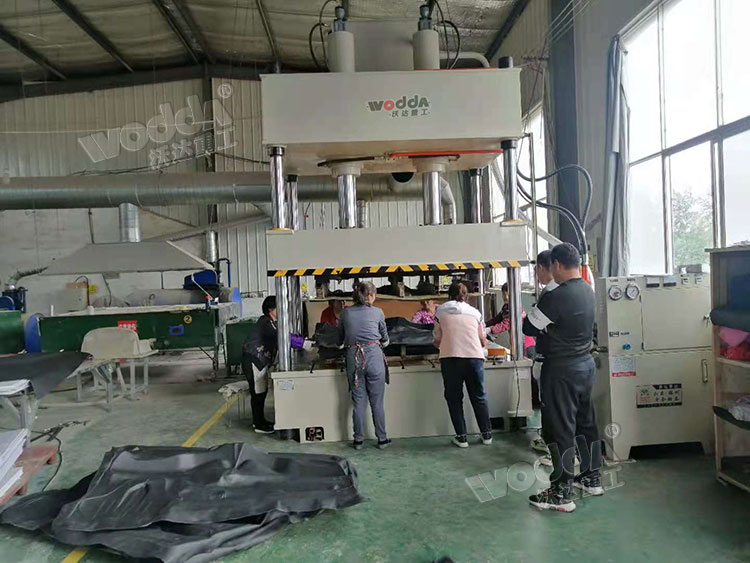 200噸汽車內(nèi)飾件熱壓成型液壓機 200噸汽車內(nèi)飾件熱壓成型液壓機