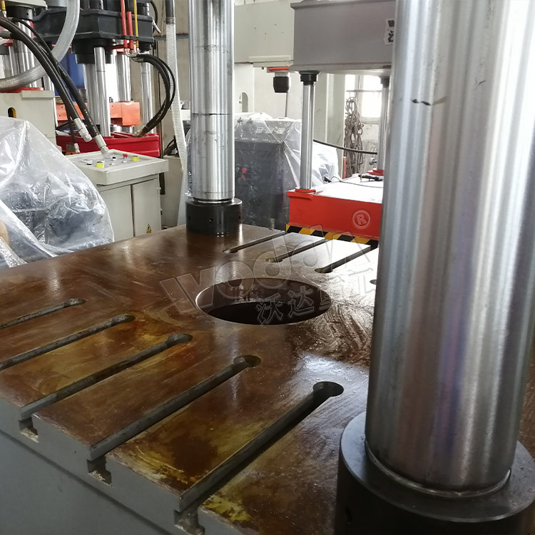 630噸四柱液壓機(jī)工作臺