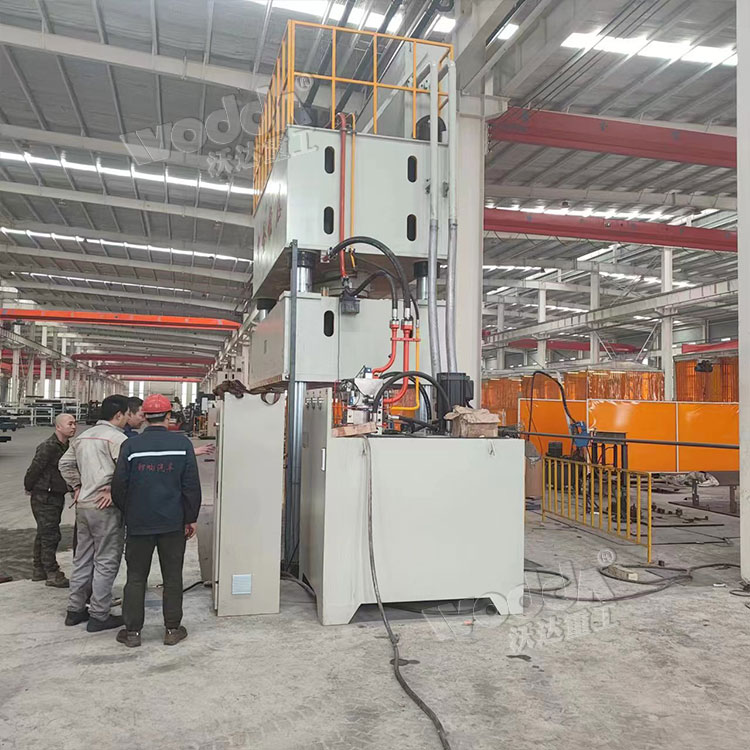 汽車配件拉伸液壓機(jī)側(cè)面 汽車配件拉伸液壓機(jī)側(cè)面