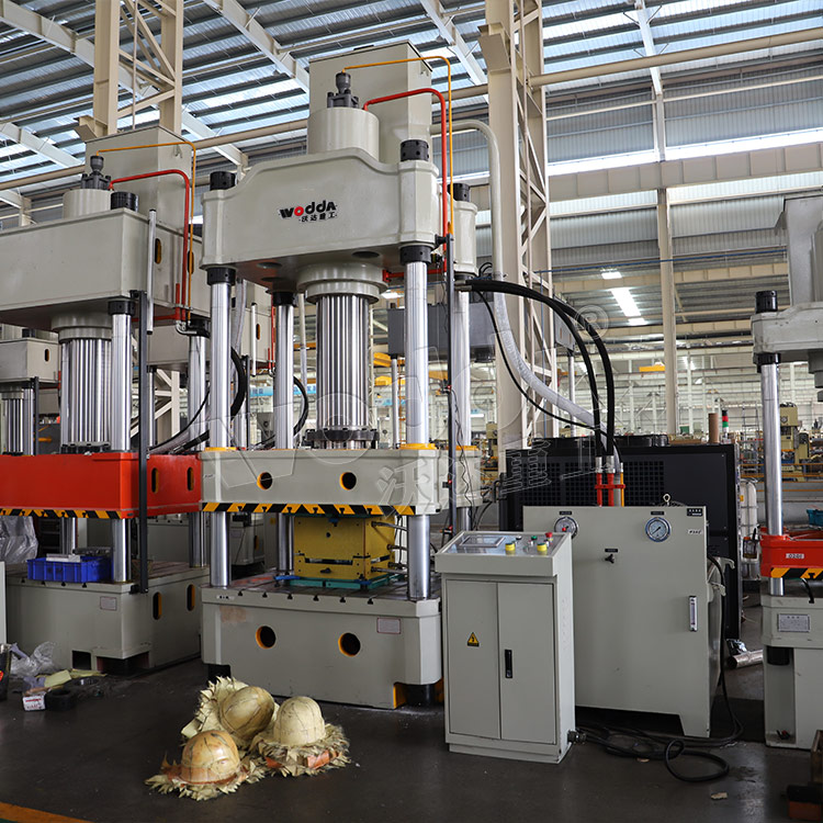 315噸防彈頭盔成型液壓機(jī)車間試機(jī) 315噸防彈頭盔成型液壓機(jī)車間試機(jī)