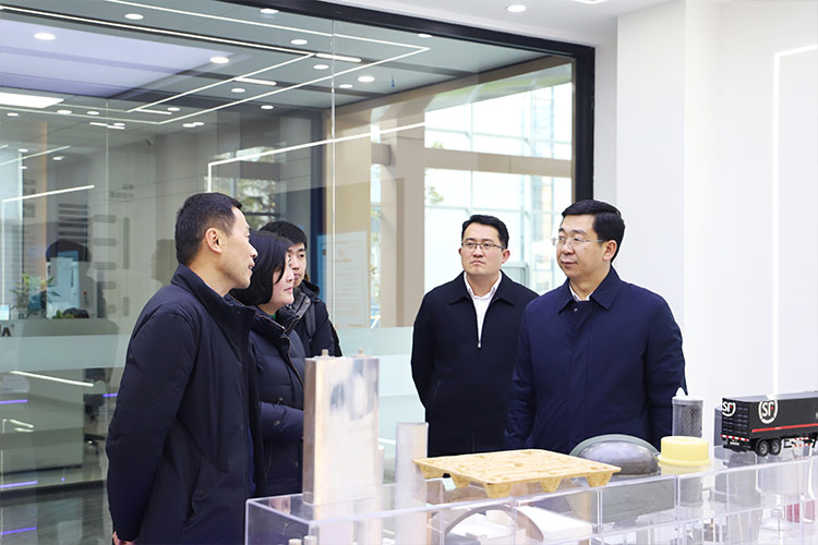 徐州市委常委、經(jīng)開區(qū)黨工委書記張克一行蒞臨山東沃達重工調(diào)研考察