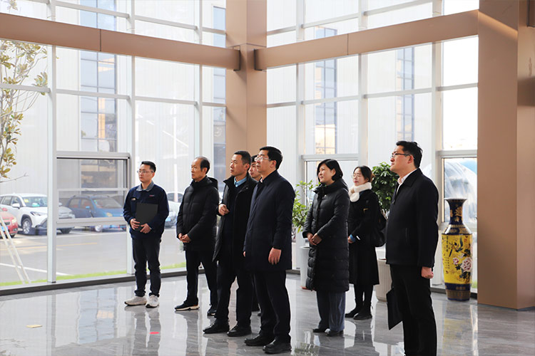 徐州市委常委、經(jīng)開區(qū)黨工委書記張克一行蒞臨山東沃達重工調(diào)研考察