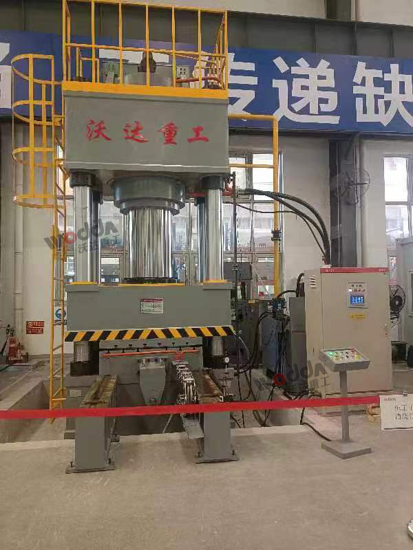 1000噸三梁四柱液壓機客戶現場