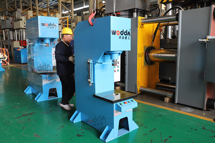 12臺單柱液壓機(jī)車間調(diào)試