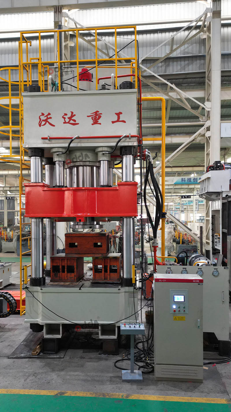 800噸封頭拉伸液壓機(jī)車間實物