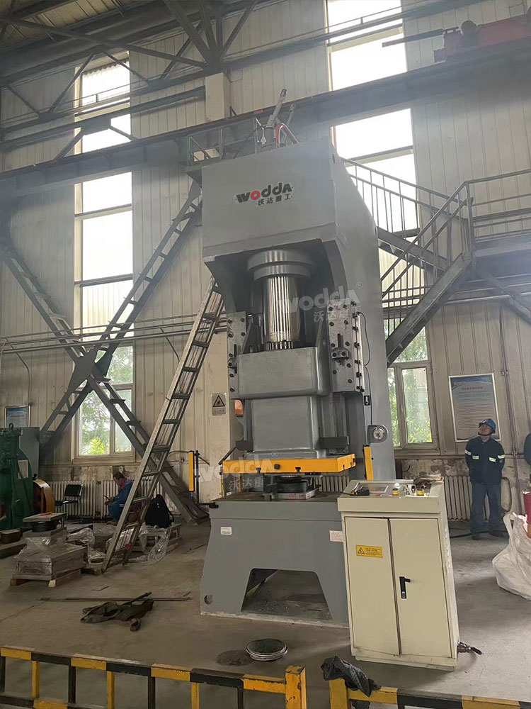 400噸液壓沖床客戶(hù)車(chē)間試機(jī) 400噸液壓沖床客戶(hù)車(chē)間試機(jī)