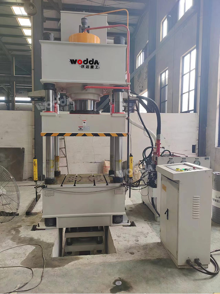 400噸四柱液壓機(jī)客戶現(xiàn)場(chǎng)