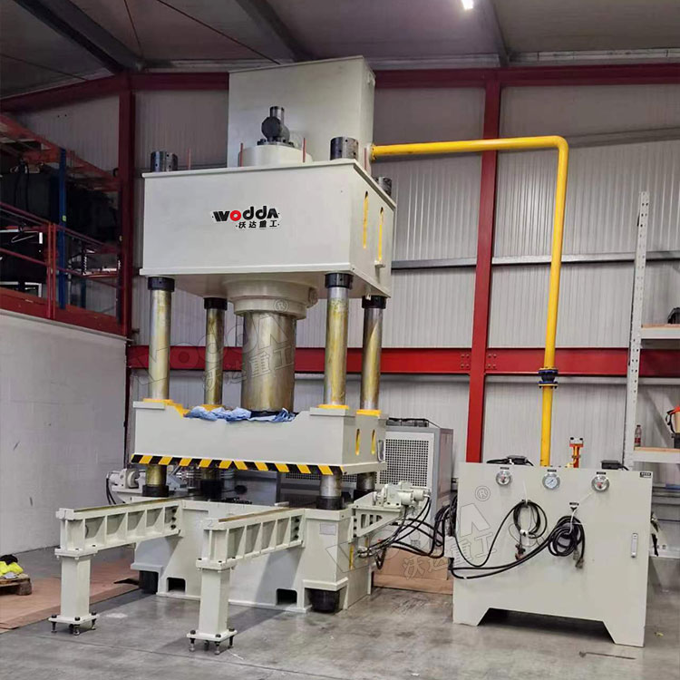 630噸熱壓PE頭盔成型液壓機(jī)客戶(hù)現(xiàn)場(chǎng)