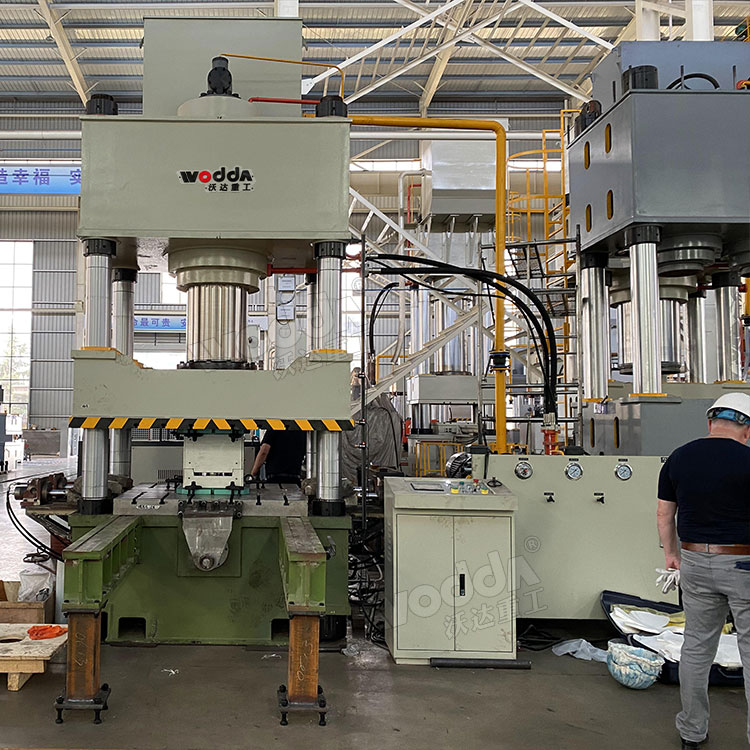 630噸三梁四柱液壓機(jī)車(chē)間實(shí)物