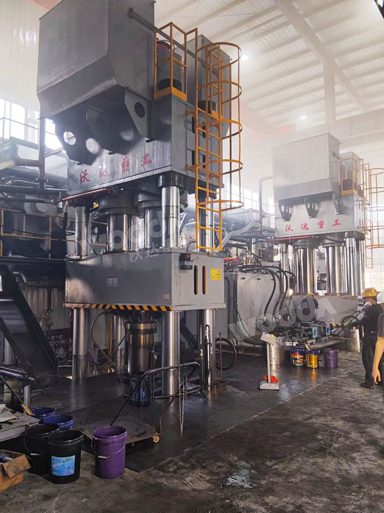 2000噸石墨坩堝液壓機(jī)客戶現(xiàn)場