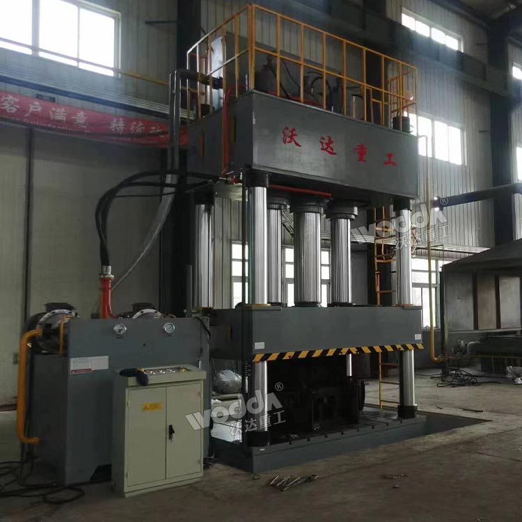 1000噸四柱液壓機(jī)加工彎管頭現(xiàn)場(chǎng) 1000噸四柱液壓機(jī)加工彎管頭現(xiàn)場(chǎng)