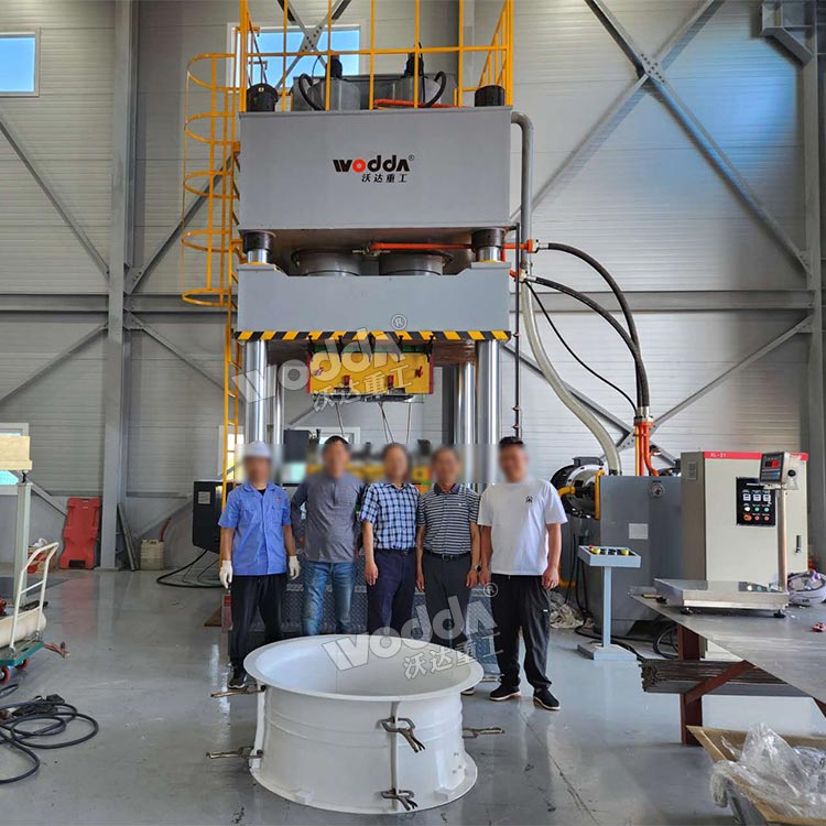 1000噸玻璃鋼冷卻塔風(fēng)筒成型液壓機(jī)現(xiàn)場