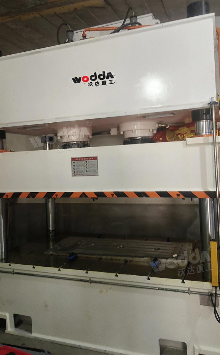 250噸汽車發(fā)動機(jī)下護(hù)板成型液壓機(jī)