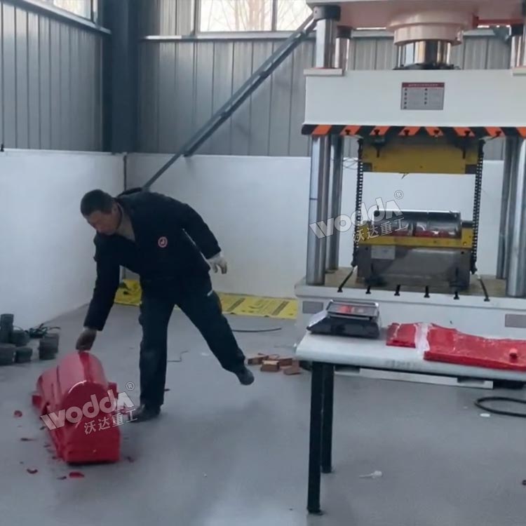 315噸電纜保護殼模壓液壓機現場