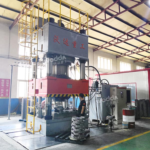 2000噸液壓機(jī)現(xiàn)場 2000噸液壓機(jī)現(xiàn)場