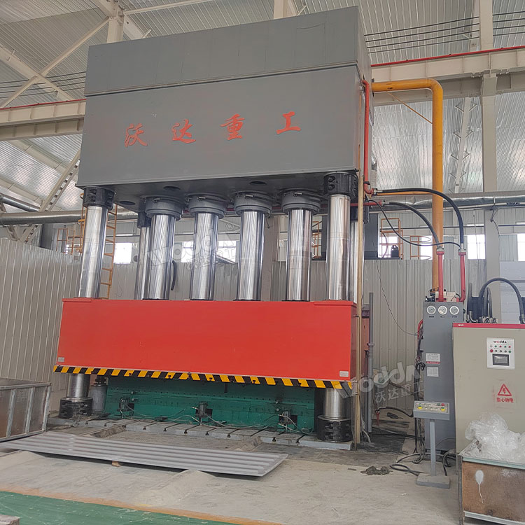 玻璃鋼防腐板成型液壓機現(xiàn)場