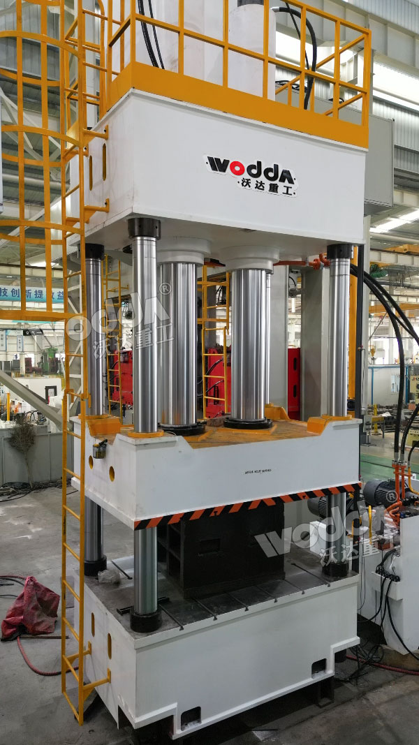 500噸四柱液壓機車間實物