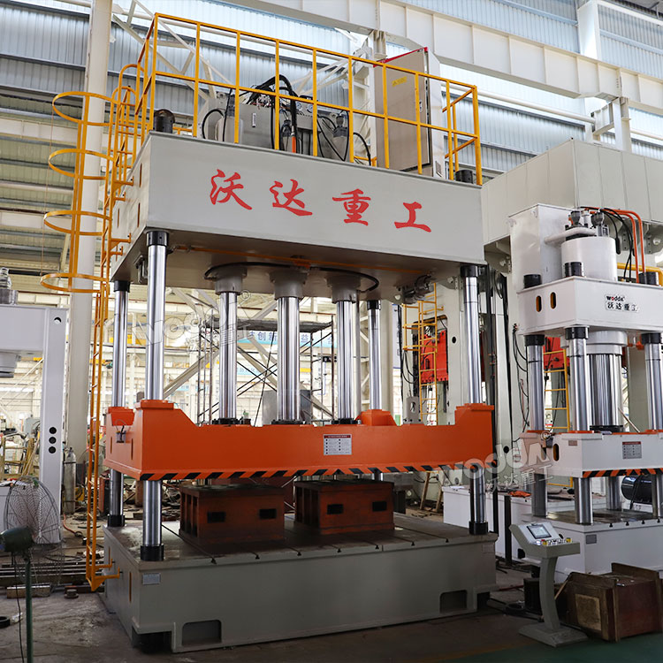 315噸汽車(chē)內(nèi)飾件成型液壓機(jī)車(chē)間拍攝