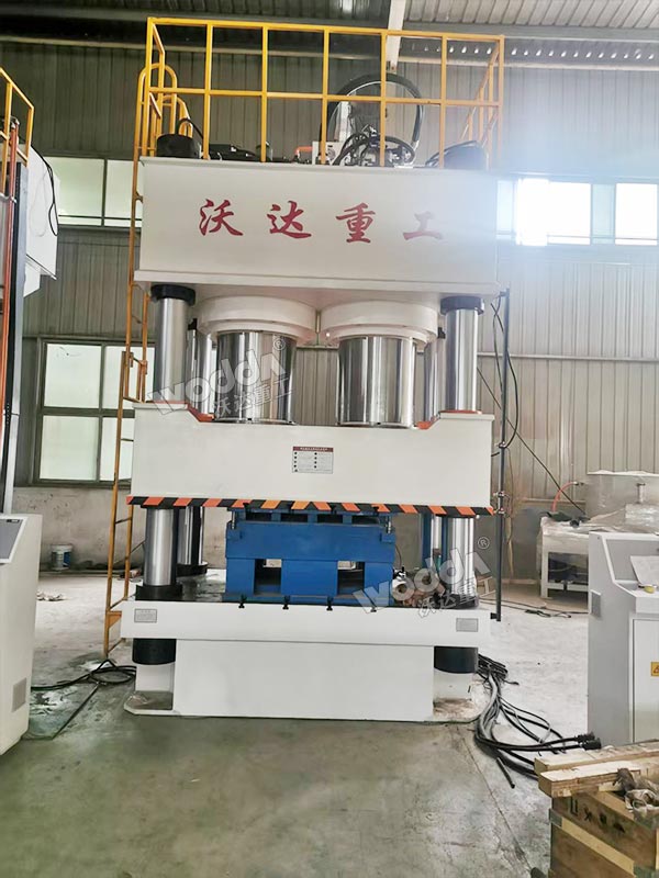 1800噸木屑托盤成型液壓機(jī)現(xiàn)場