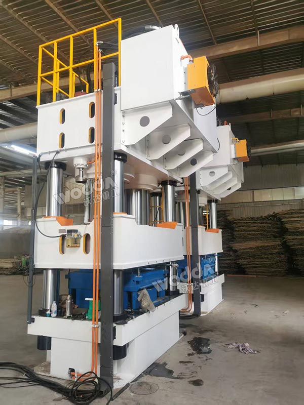 兩臺(tái)木屑托盤成型液壓機(jī)安裝完成