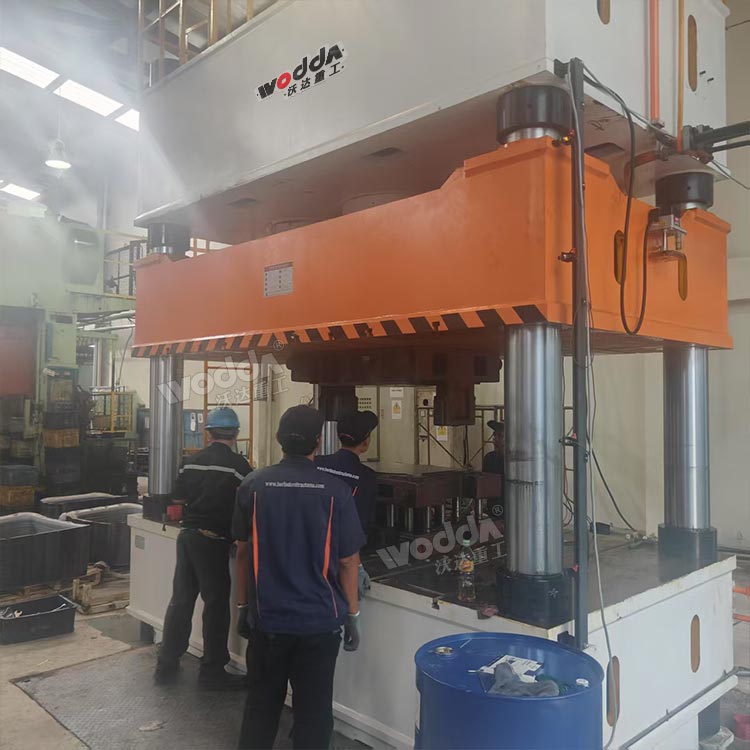 1000噸四柱液壓機(jī)試機(jī)現(xiàn)場