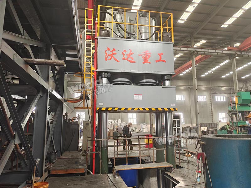 2000噸石墨坩堝成型液壓機
