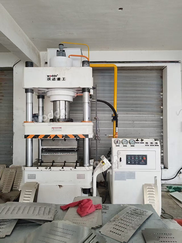 315噸不銹鋼地溝蓋板成型液壓機(jī)