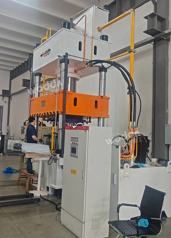 630噸汽車配件成型液壓機(jī)