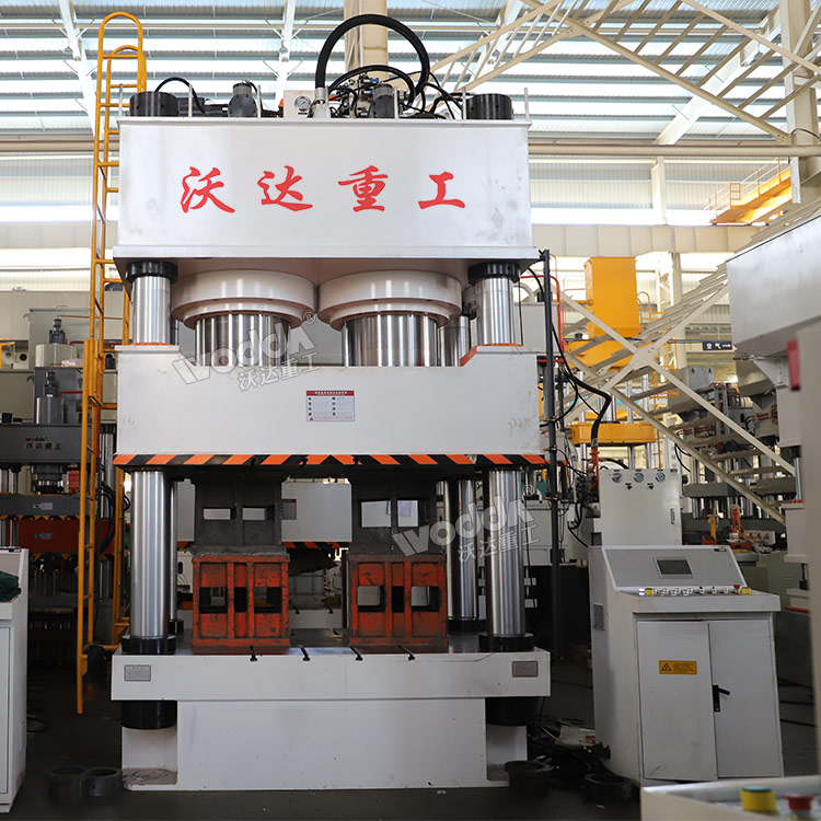 1600噸木屑托盤液壓機車間實物