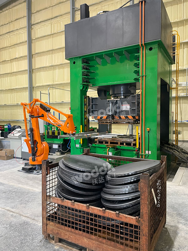 1000噸框架式液壓機沖壓海洋浮標現(xiàn)場