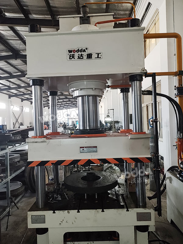 不銹鋼鍋蓋成型液壓機(jī)現(xiàn)場