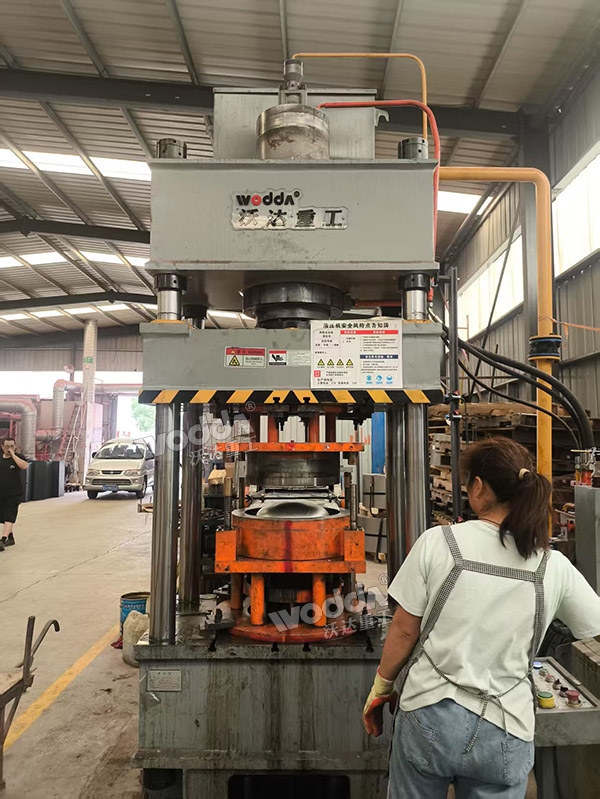 200噸封頭液壓機(jī)現(xiàn)場