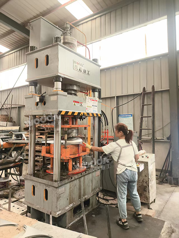 200噸四柱液壓機(jī)