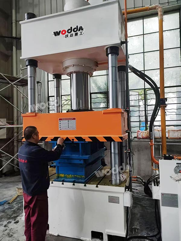 315噸不銹鋼水箱板液壓機(jī)